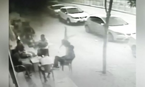 İş yerinin önünde otururken üzerine çocuk düştü