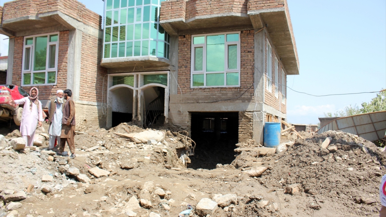 Afet Yönetimi için Devlet Bakanlığı Sözcüsü Ahmad Tamim Azimi, basına yaptığı açıklamada, dün sabah saatlerinde Pervan vilayetinde yaşanan sel felaketinde yaşamını yitirenlerin sayısının 100`e çıktığını söyledi.