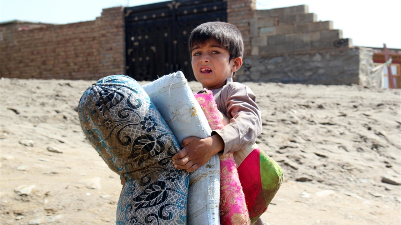 Yaralı sayısının 250 olduğunu ifade eden Azimi, arama kurtarma çalışmalarının devam ettiğini belirtti.