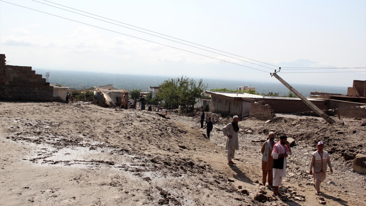 Azimi, sel nedeniyle binin üzerinde evin tahrip olduğunu kaydetti.