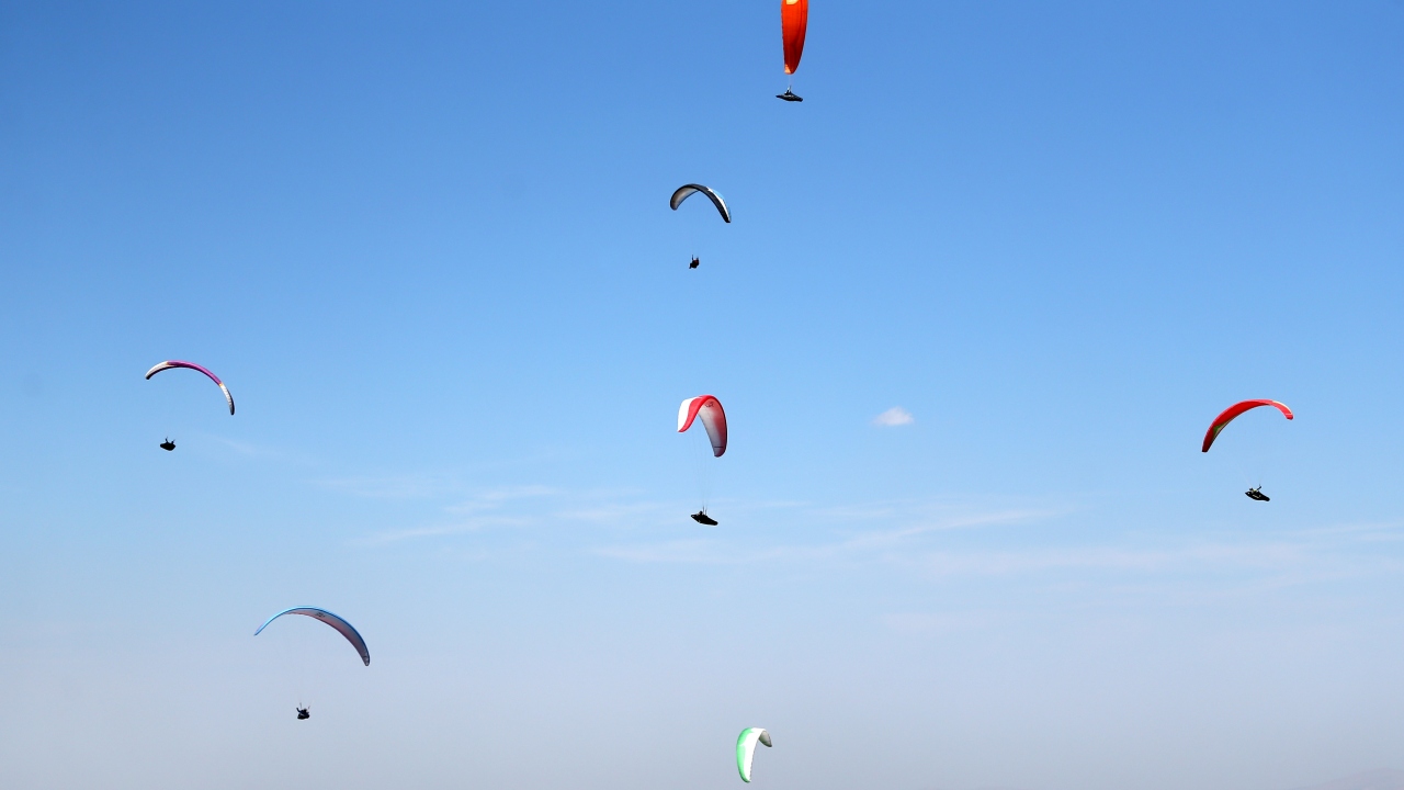 İlçenin güneyinde yer alan 2 bin rakımlı Ali Dağı`nda gerçekleştirilen ve İran, Rusya ile Türkiye`den 80 sporcunun katıldığı şampiyonanın üçüncü gününde yarışmacılar, 115 kilometrelik mesafe uçuşu yaptı.