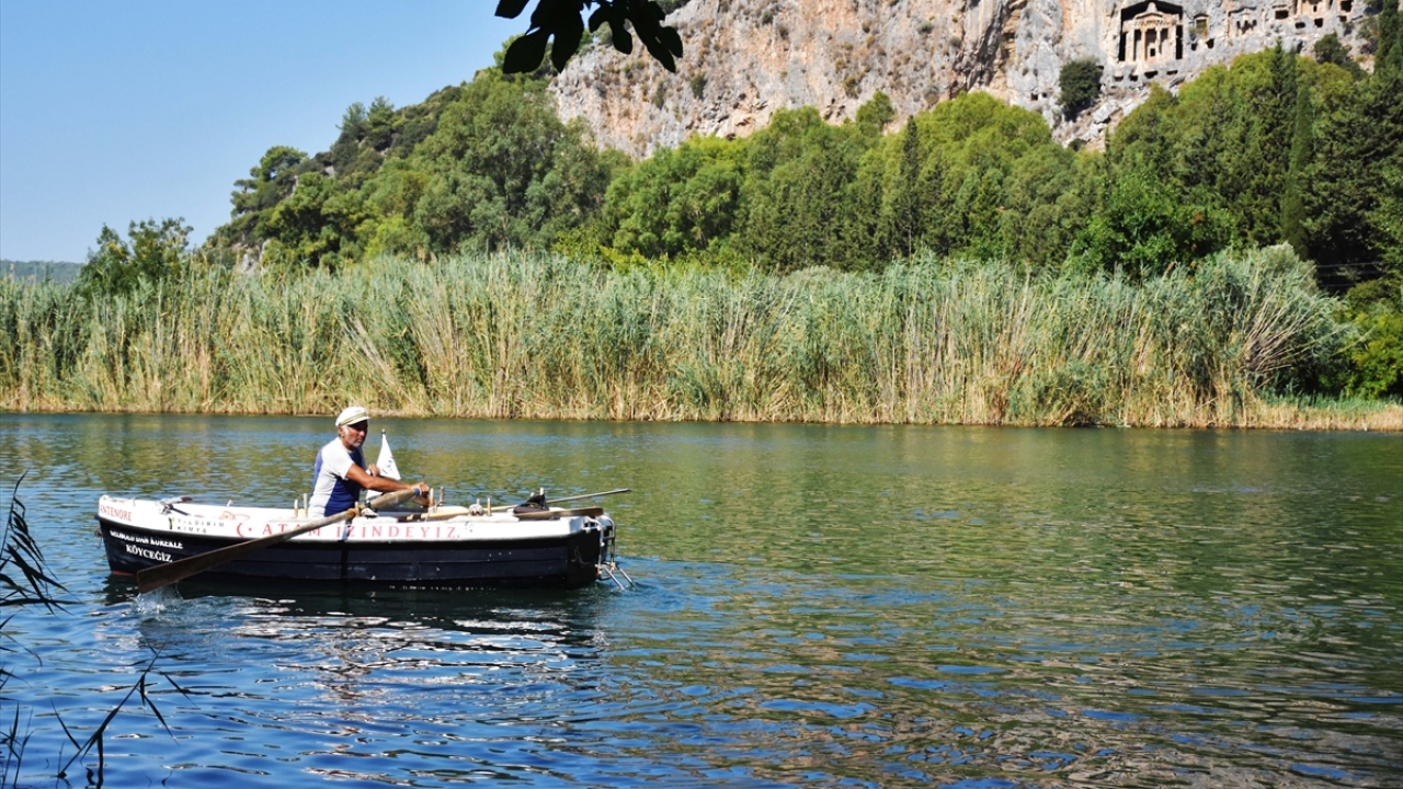 Daha önce Türkiye`nin ve 6 ülkenin kıyılarını kürek çekerek gezen Ürkmez, Gelibolu`dan 4 metre uzunluğundaki sandalıyla denize açıldı.