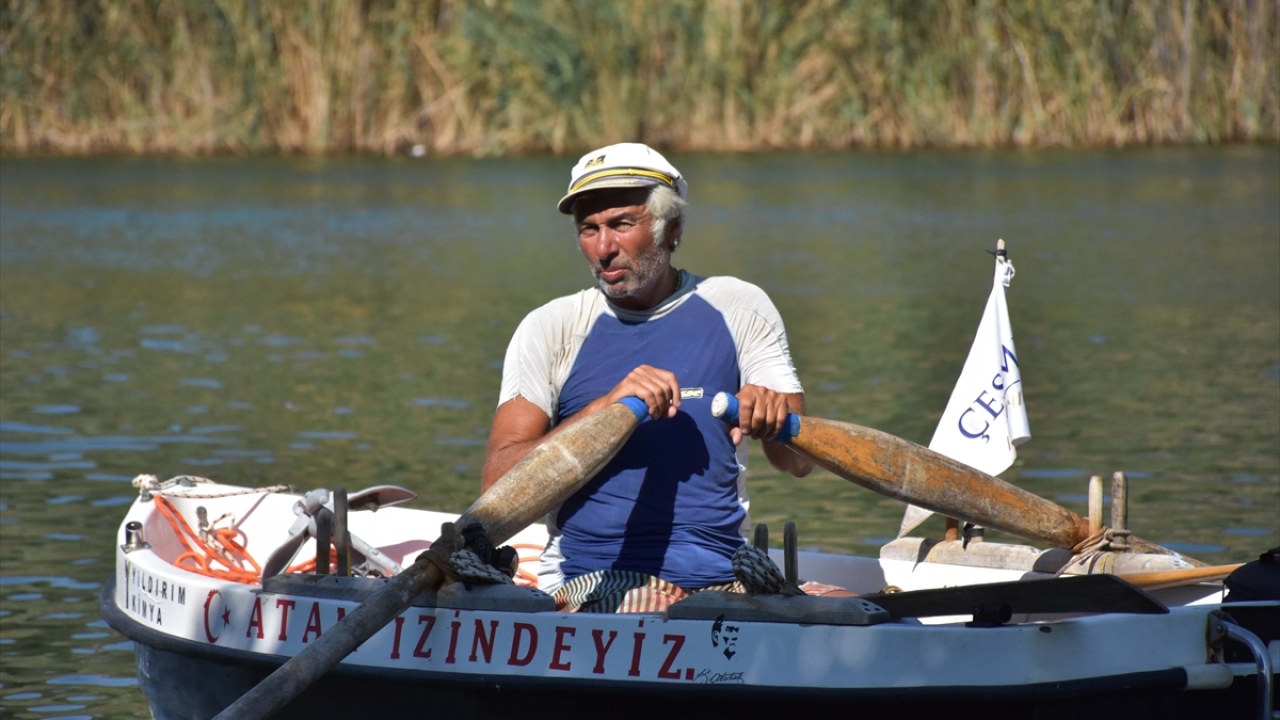 Yaklaşık 2 bin kilometrelik yolculuğun ardından Muğla`ya ulaşan Ürkmez, ünlü Dalyan Kanalı`nda sandalıyla dolaştı, tarihi Kaya Mezarları`nın önünde fotoğraf çektirdi. 