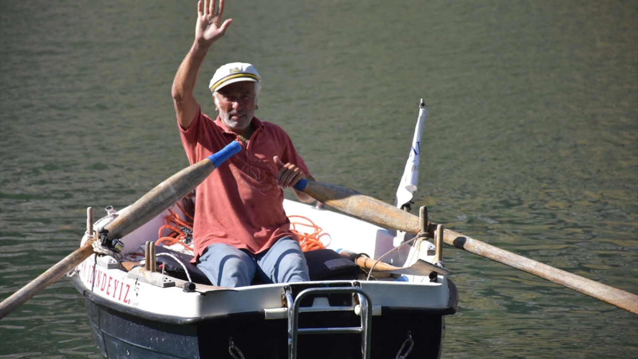 Ürkmez, sandalla 7 ülke gezdiğini, bu yıl yeni tip koronavirüs (Covid-19) salgını nedeniyle yurt dışına çıkamadığını dile getirdi.