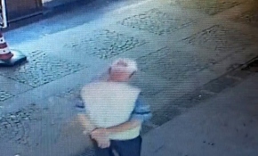 Yolda bulduğu maskeyi alıp yüzüne taktı