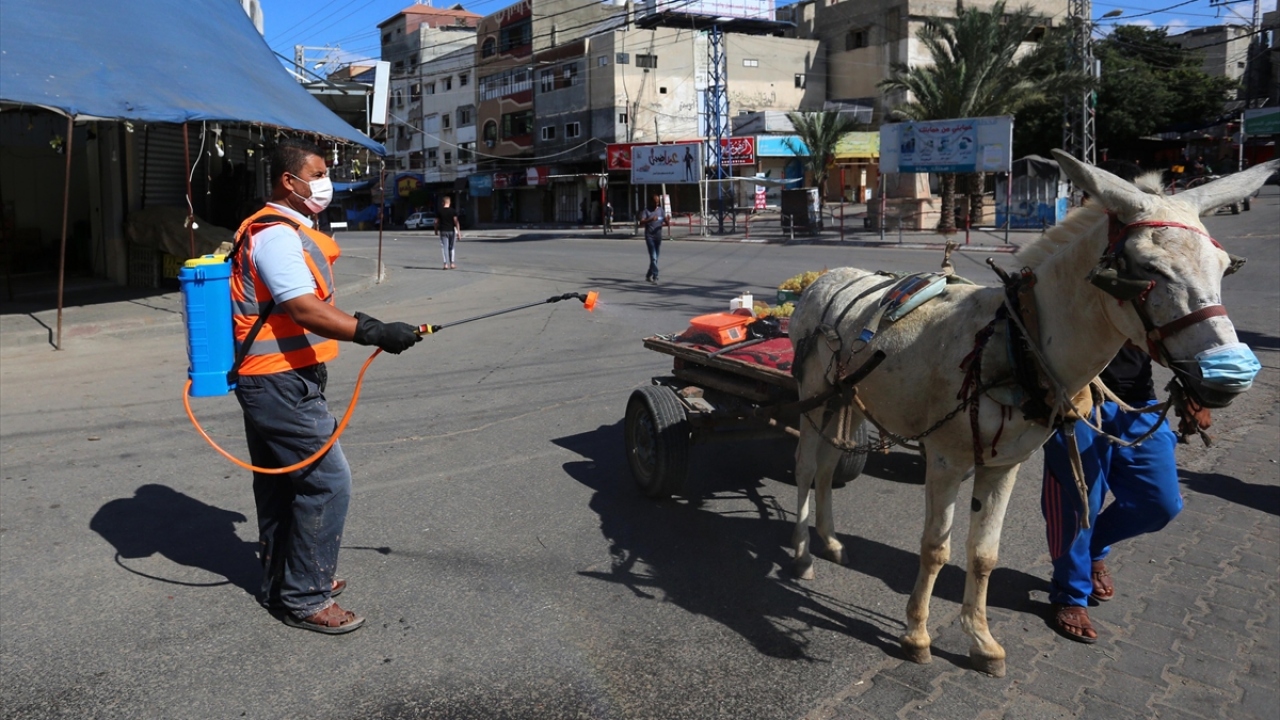 Duyurunun ardından Deyr Balah kentindeki cadde ve sokaklarda dezenfekte çalışması yapıldı.