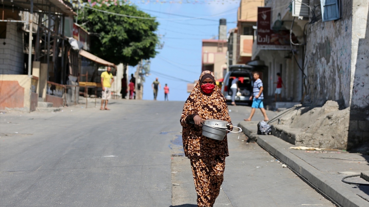 Duyurunun ardından Deyr Balah kentinde cadde ve sokaklar tenhalaşırken, dışarıya çıkmak zorunda olan bazı vatandaşlar virüsten korunmak için maske taktı.