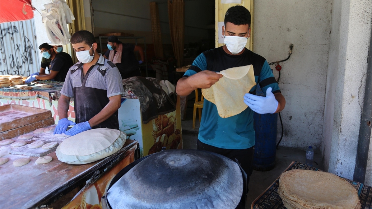 Fırıncılar, zorunlu ihtiyaçlardan ekmek üretimini sürdürdü.