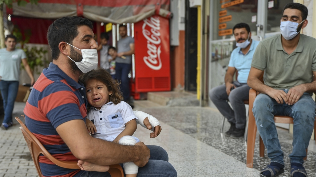 Onat Kutlar Mahallesi`ndeki 3 katlı binanın 2. katında oturan 2 yaşındaki Suriyeli Abdulkadir Hiloaccuri, balkonda oynadığı sırada dengesini kaybetti.