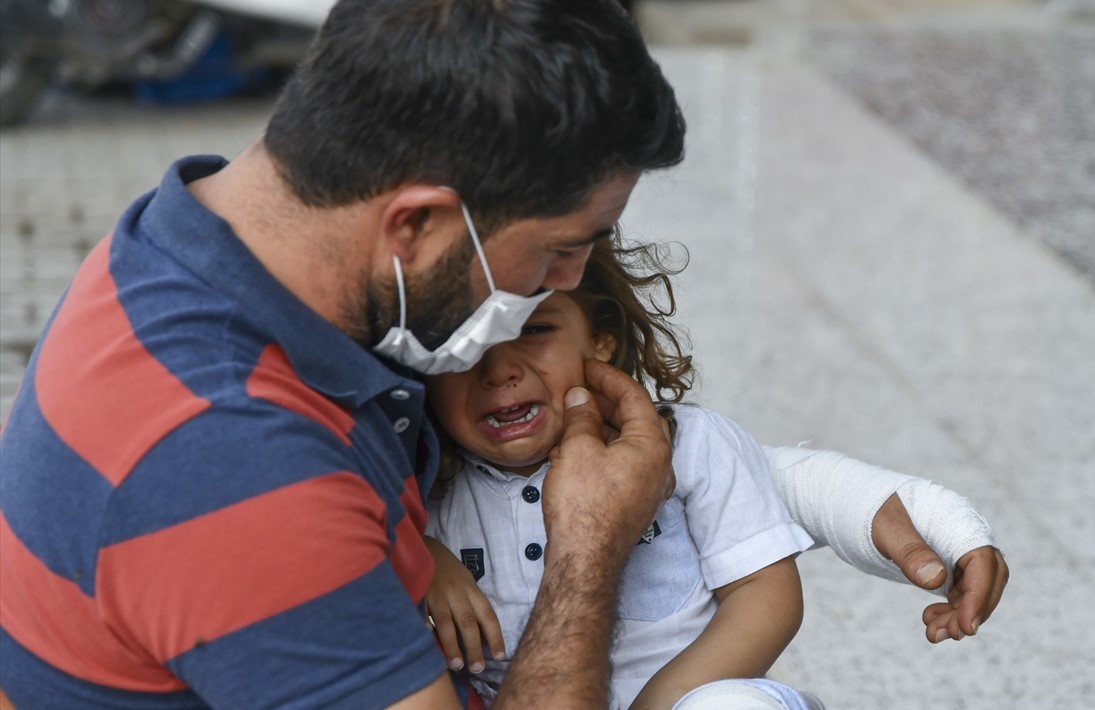 Hiloaccuri, balkonun altındaki kaldırımda sandalyede oturan İsmail Elmas`ın üzerine düştü.  