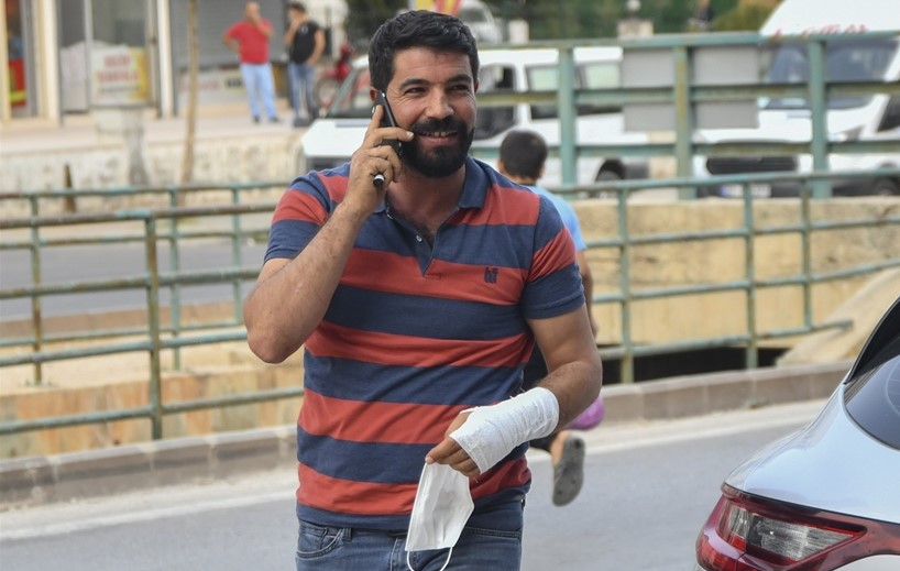 Kolundan yaralanan İsmail Elmas, olay sırasında iş yerinin önünde kardeşleriyle oturduklarını ve sohbet ettiklerini anlattı. 