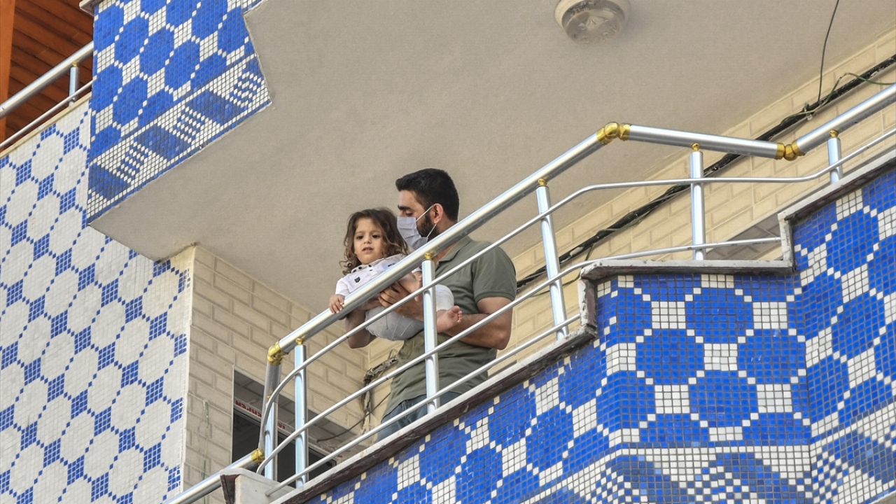 Bu arada yaşananlar, çevredeki bir iş yerinin güvenlik kamerasına da yansıdı.