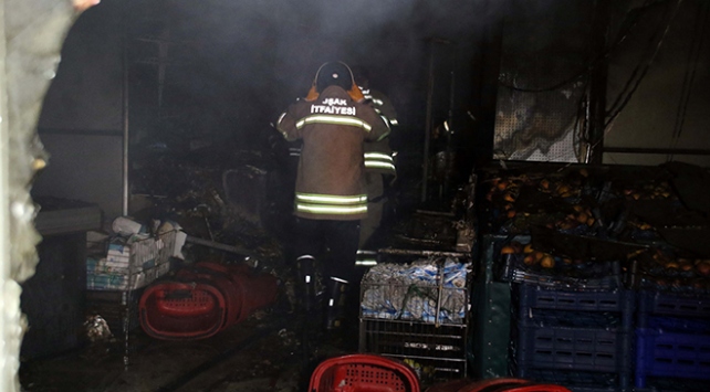 Uşak'ta markette çıkan yangın hasara neden oldu