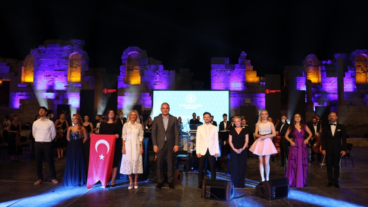 Kültür ve Turizm Bakanı Mehmet Nuri Ersoy ile eşi Pervin Ersoy`un yanı sıra Antalya Valisi Ersin Yazıcı, bazı milletvekilleri, Patara Antik Kenti Kazı Başkanı Prof. Dr. Havva İşkan Işık da konseri dinleyenler arasında yer aldı.