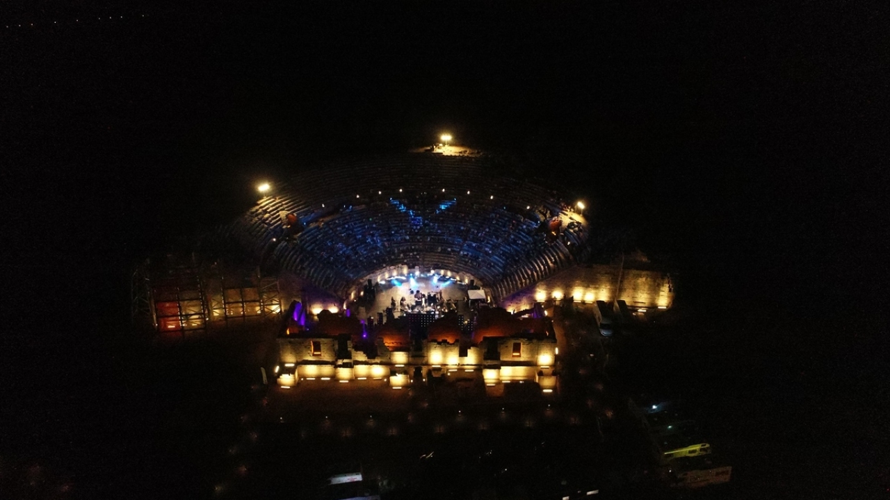 Cumhurbaşkanı Recep Tayyip Erdoğan tarafından 2020`nin "Patara Yılı" ilan edilmesi sonrasında, antik kentte bu yıl yapılan restorasyonun ardından gerçekleştirilen ilk konserde, tarihi tiyatrodan senfonik ezgiler yükseldi.