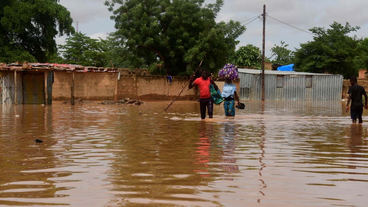 Birçok ev de bu hafta başında su seviyesi yükselen nehir yatağında bulunuyor.
