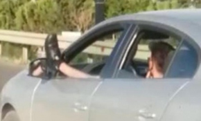 Ayağını camdan çıkararak araç kullanan şoför kamerada