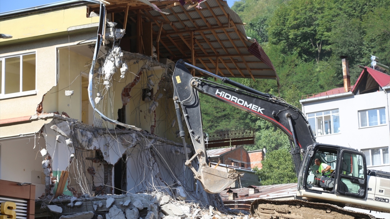 Caddede biriken ve iş yerlerine dolan hafriyatın tamamına yakınını kaldıran ekipler, çamurdan arındırma çalışmalarına devam ediyor. İlçe merkezindeki yollara bugün asfalt serilmesi planlanıyor.