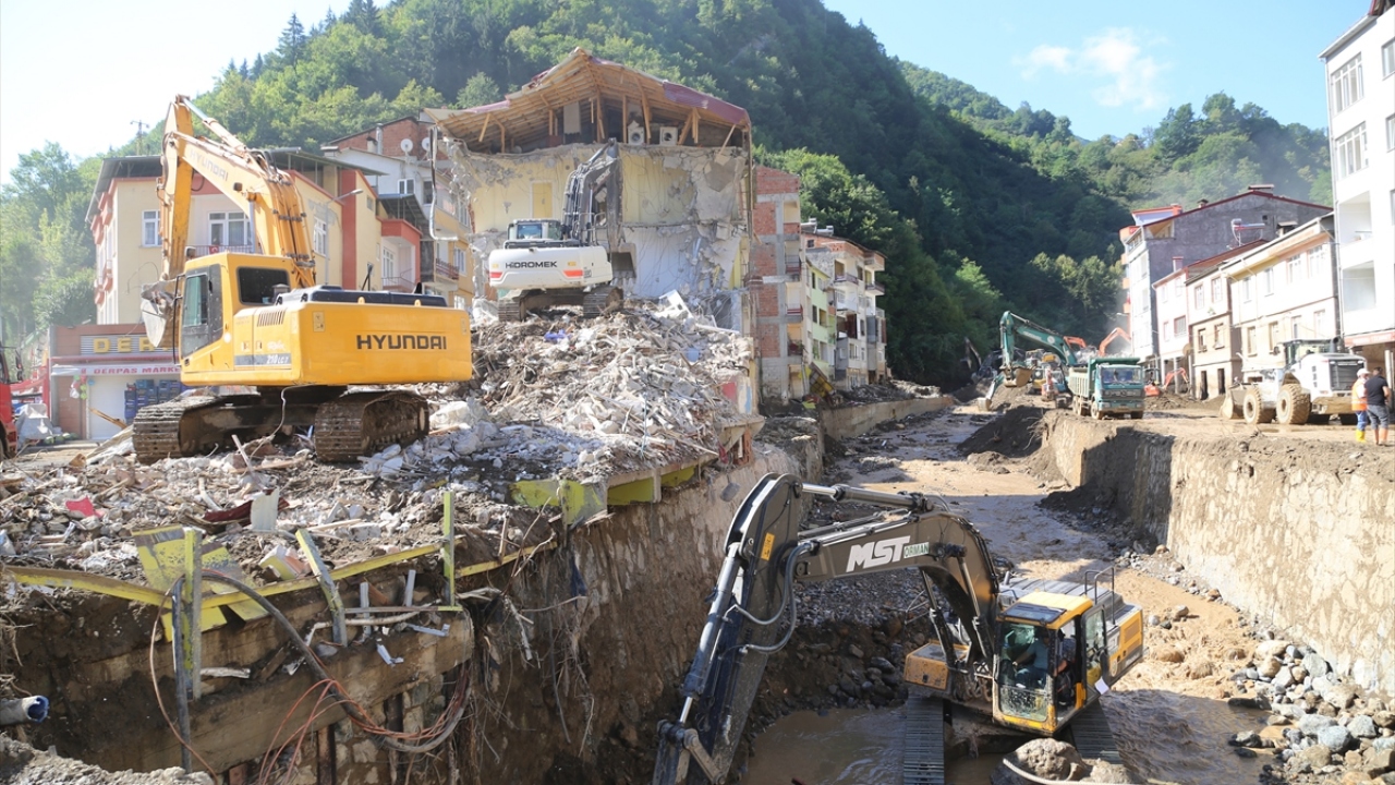 İlçede sel sularına kapılarak kaybolan Kenan Akar`ı arama çalışmaları, arama kurtarma ekipleri tarafından Aksu Deresi yatağında ve diğer bölgelerde devam ediyor.
