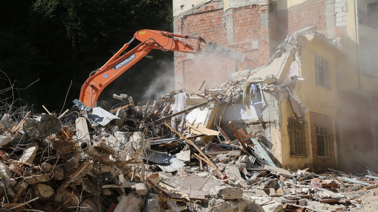 Ayrıca ilçede hasarlı ve riskli yapıların yıkımı da iş makineleri yardımıyla sürdürülüyor. 