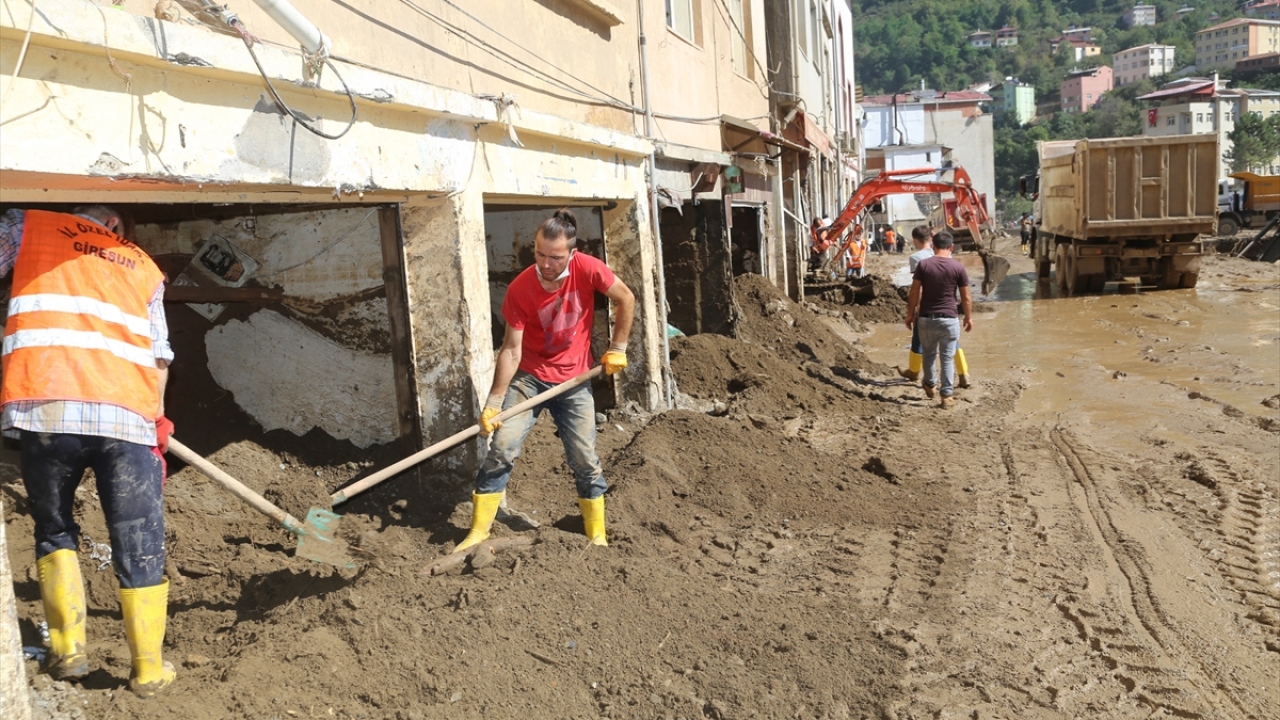 Selin yol açtığı tahribat dolayısıyla elektrik ve su kesintisi yaşanan ilçe merkezinin büyük bölümüne enerji ve su verildi.