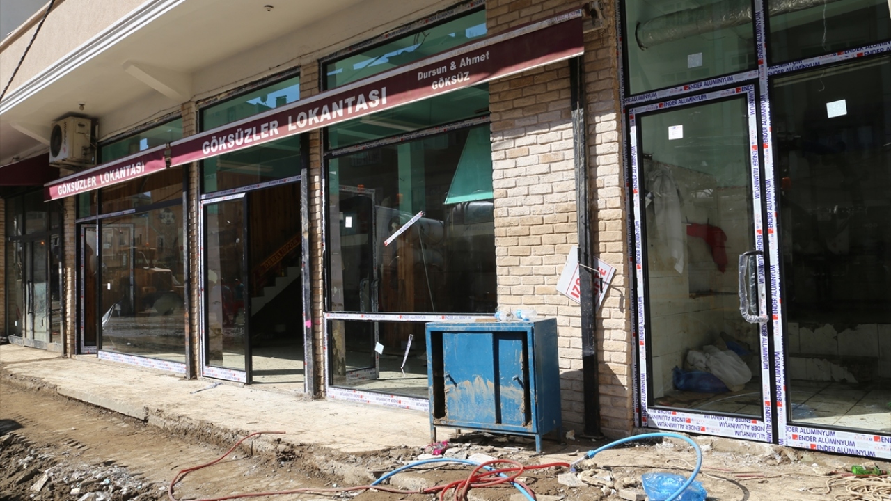 Temizlik çalışmaları tamamlanan bazı dükkanların pencere ve kapıları takıldı.