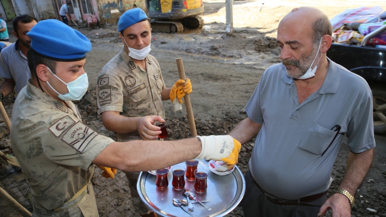 Türk Kızılay, AFAD ve çeşitli sivil toplum örgütleri, vatandaşlara ve bölgede çalışma yapan ekiplere sıcak yemek dağıtıyor.
