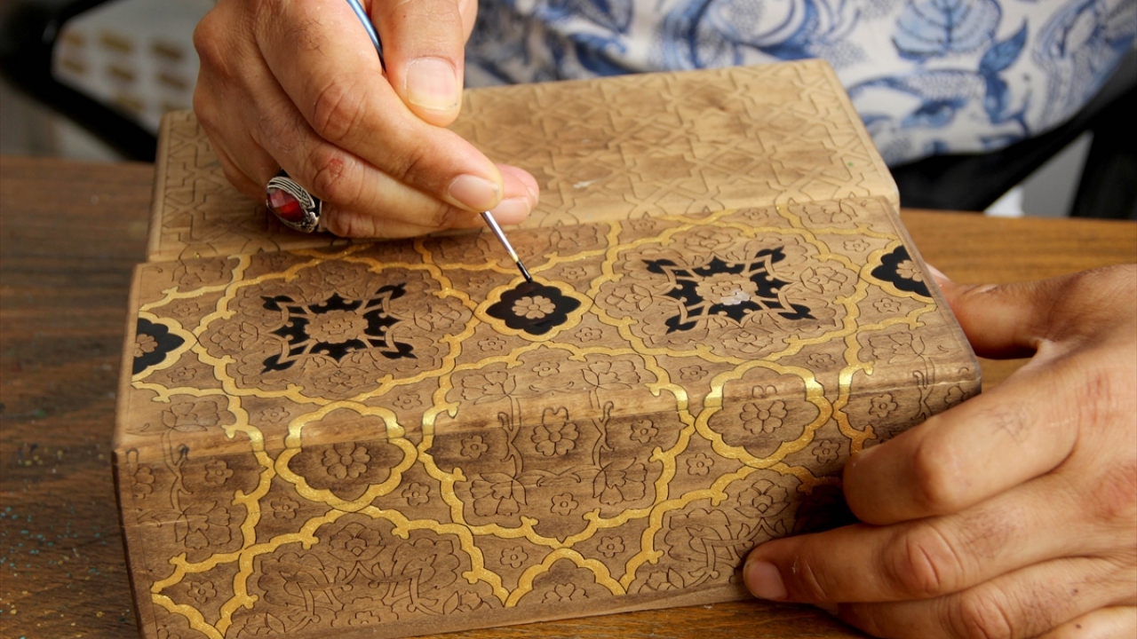 Yaklaşık 6 aydır kursa devam eden Karasu, ince el işi ve dikkat gerektiren sanatta çıraklık dönemini yaşıyor.