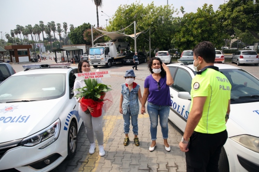 Trafik polisinin sınava yetiştirdiği öğrencinin üniversite hayali gerçekleşti