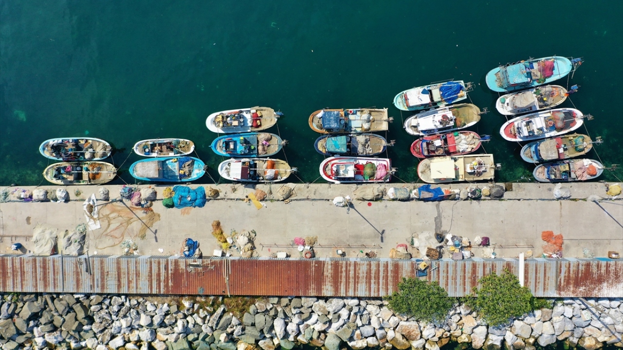 Ağlarını onaran balıkçılar, motorların da bakımlarını yapıyor.