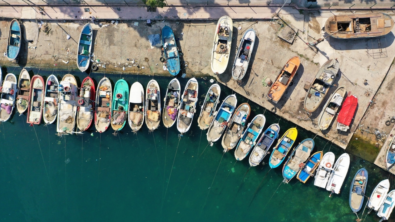 Balıkçı Muammer Mert, yaklaşık 35 yıldır balıkçılık yaparak geçimini sağladığını belirterek, sezon için ağların bakımlarını yaptıklarını söyledi.