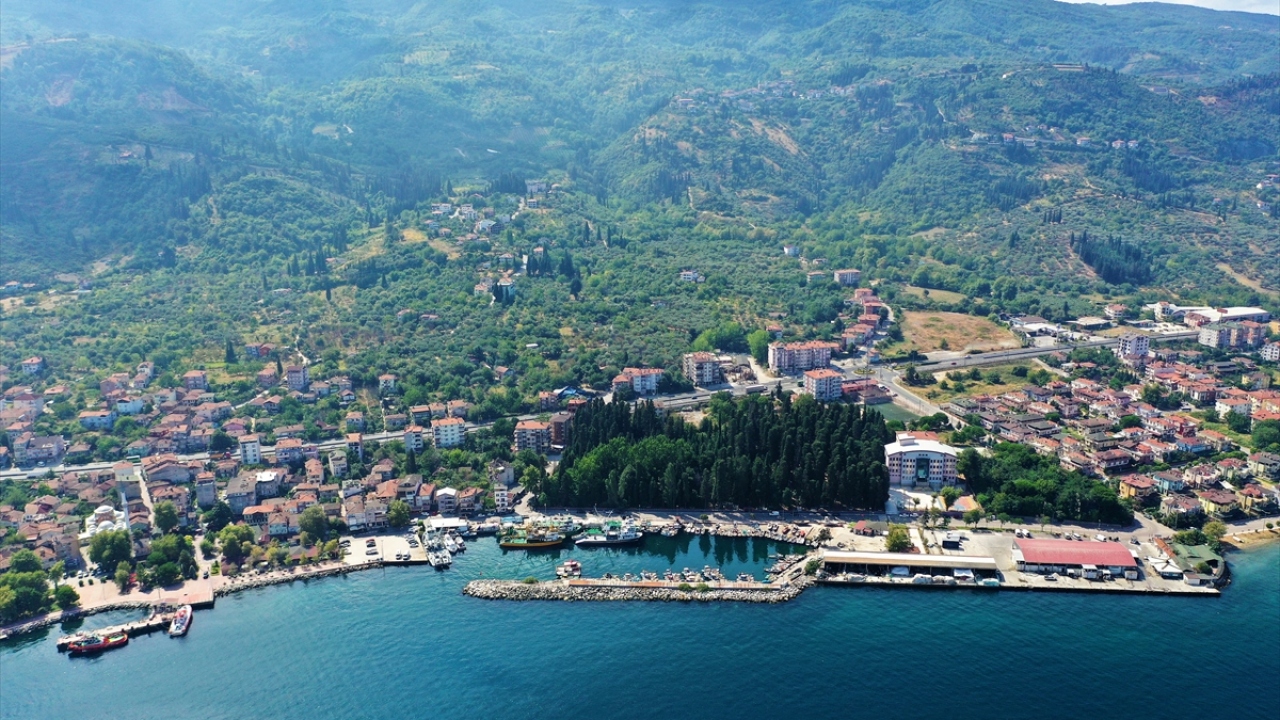 Balıkçı Birol Seymen de ağ tamiri yaptıklarını ve bir iki gün sonra ağ bakımlarını bitireceklerini kaydetti.