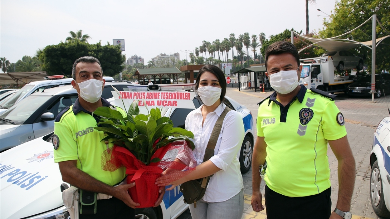 Trafik polisi Özhan Eryılmaz da Türk polisinin, vatandaşların her zaman yanında olduğunu belirterek, Bejna`nın istediği bölümü kazanmasından dolayı çok mutlu olduğunu kaydetti.