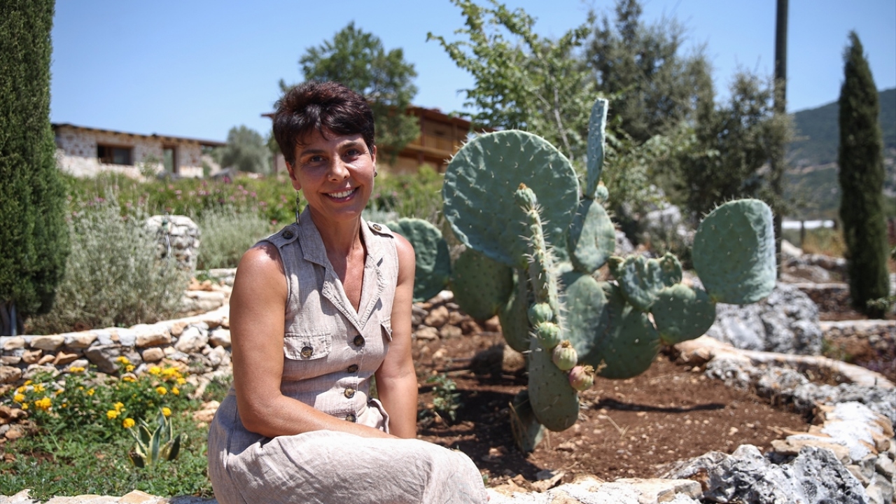 Yaklaşık 14 yıl İstanbul`da kendisine ait peyzaj firmasında çalışan Gültekin, bir gün trafikte saatlerce bekleyince uzun yıllar kurduğu çiftlik hayalini hayata geçirmeye karar verdi.