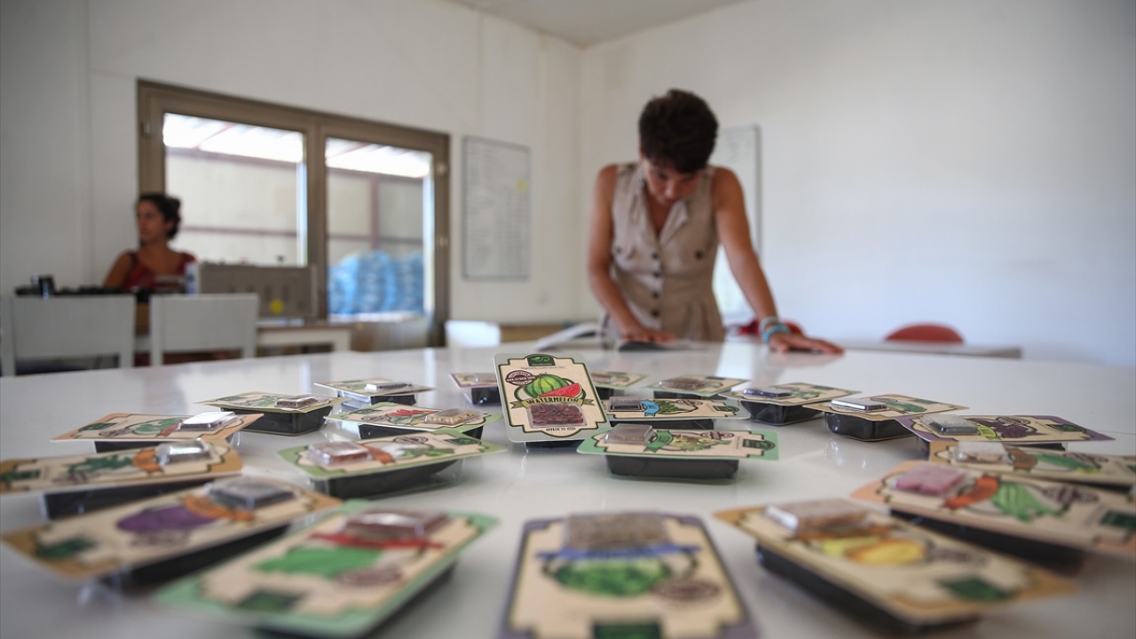 Bir köyde yaşamak istediğini kızlarıyla paylaşan Gültekin, onların da desteğiyle bir hafta içinde tüm eşyalarını toplayıp, Antalya`ya geldi.