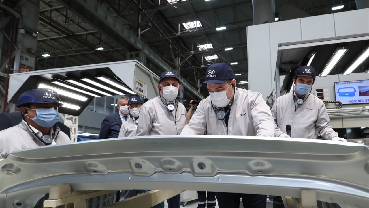 Bakan Varank fabrikayı gezerek yetkililerden bilgi aldı.