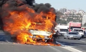 TEM Otoyolu'nda kamyonet alev alev yandı