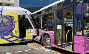 İstanbul'da tramvay otobüse çarptı