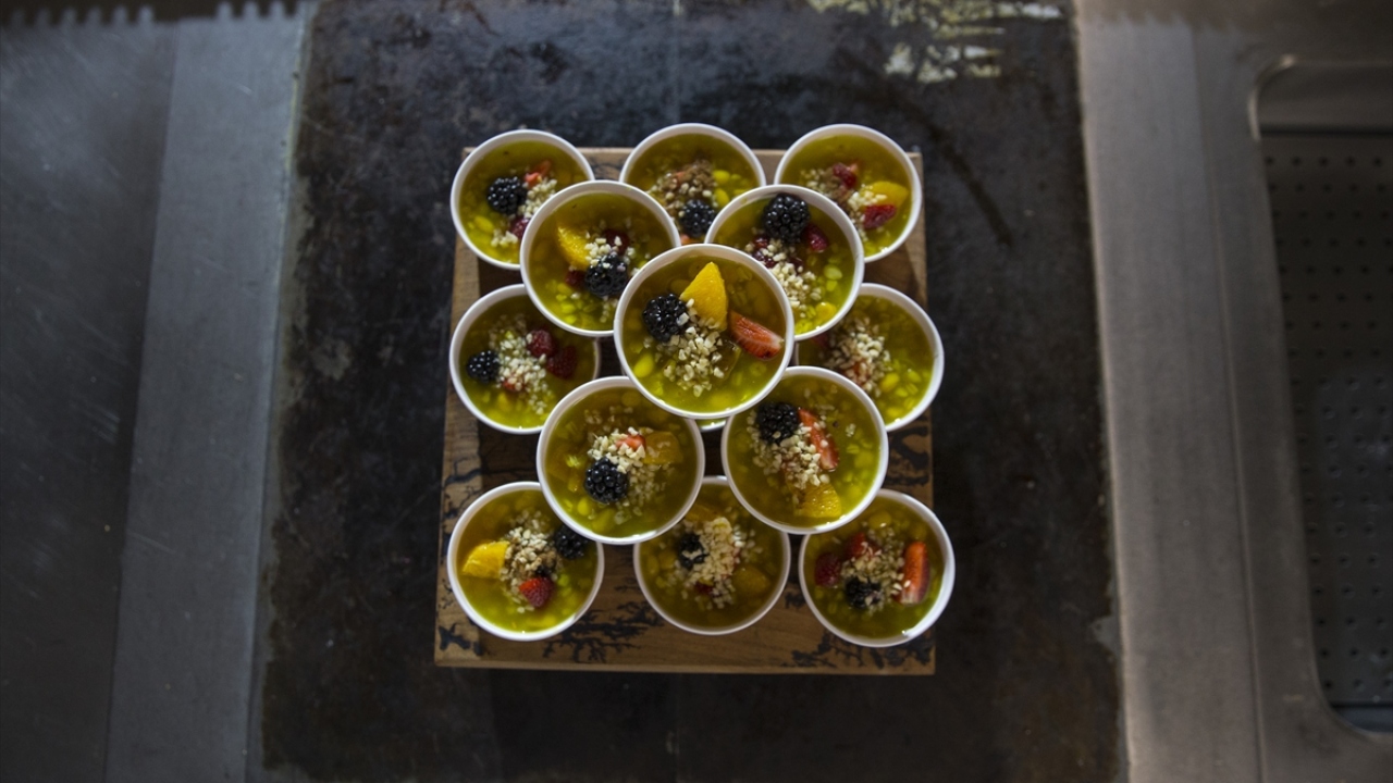 Peygamberler tarihi açısından önemli bir gün olup, Arapçada on anlamına gelen "aşara" kelimesinden türeyen Aşure Günü, hicri yılın ilk ayı muharremin onuncu gününe denk geliyor.