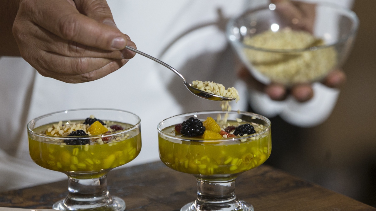 Hazreti Nuh ve onun çağrısına uyarak gemiye binenlerin aşure aşı tüketmeleri dolayısıyla Müslümanların aşure yaparak paylaşma geleneği bugün de yaşatılıyor. 