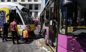 Tramvayın halk otobüsüne çarpma anı kameralara yansıdı