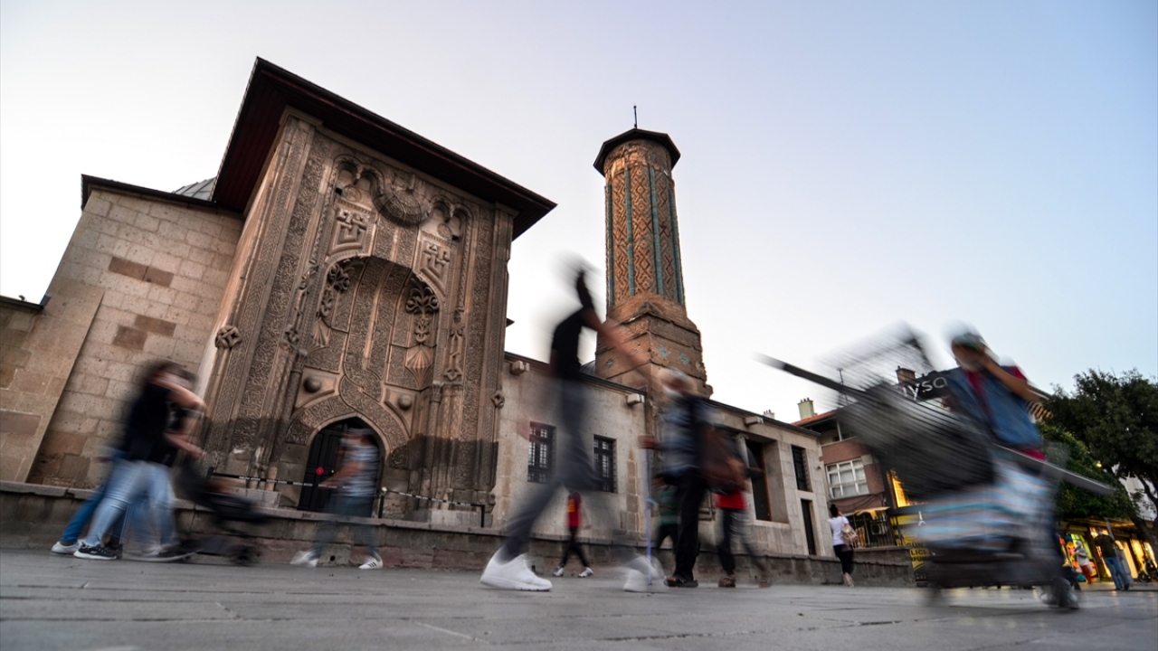 Selçuklu Sultanı 2. İzzeddin Keykavus döneminde Vezir Sahip Ata Fahreddin Ali tarafından 1264`te hadis ilmi öğretilmek üzere yaptırılan İnce Minareli Medrese, adını minaresinin estetik özelliğinden alıyor.