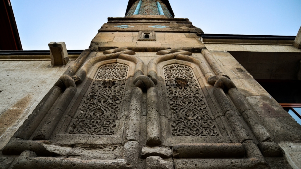 UNESCO Dünya Miras Geçici Listesi`nde yer alan ve Türk-İslam sanatının en önemli eserleri arasında sayılan İnce Minareli Medrese, taç kapısı, çini süslemeleri, geometrik ve bitkisel motifli taş işlemeleri ile ziyaretçilerine tarihte yolculuk yaptırıyor.