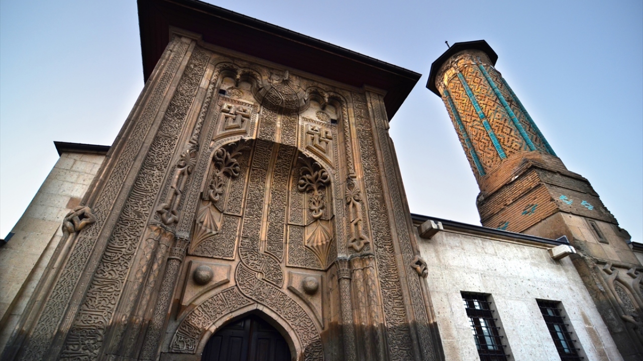 Kent merkezindeki İnce Minareli Medrese, yerli ve yabancı turistlerin uğrak yerlerinden biri oluyor.