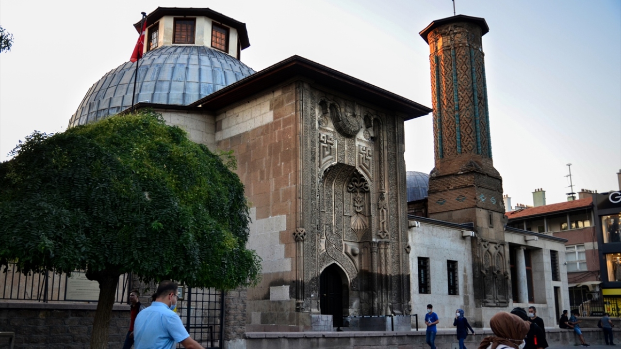 "Medrese, eğitim sisteminde en yüksek eğitim kurumudur"