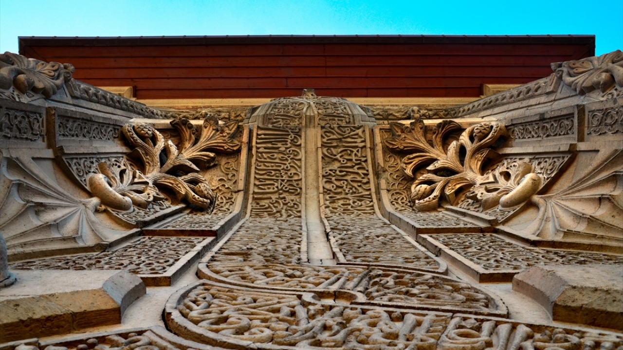 Medrese için "Tiftikten örülmüş Sultan Çadırı" benzetmesi