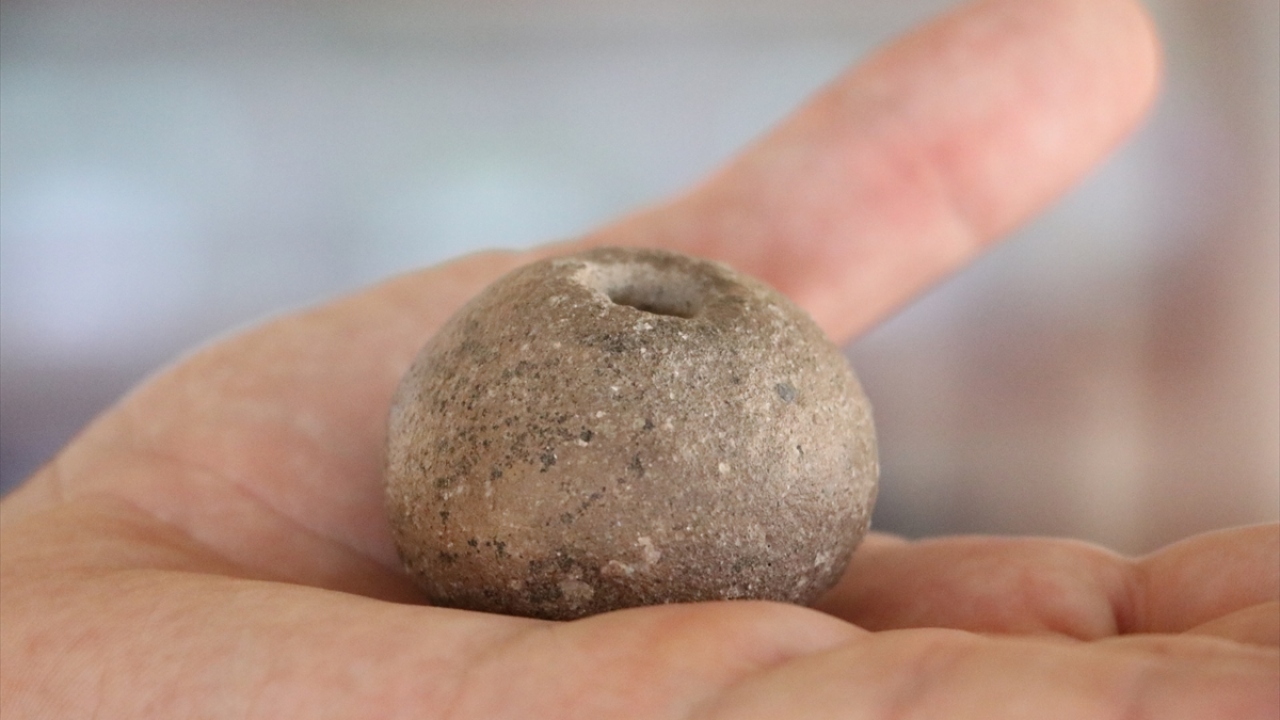 Kentin dikkat çeken tekstil geleneğine ve özellikle dokumacılığa ilişkin çok sayıda kemikten iğne ele geçtiğini belirten Dedeoğlu şöyle devam etti: 