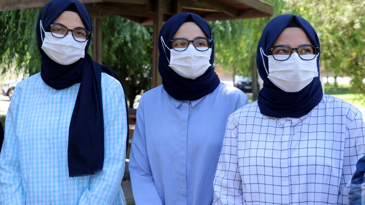 Üçüzlerden Sena Köksal, gazetecilere yaptığı açıklamada, hayali olan tıp fakültesinde okuma hakkı elde ettiği için mutlu olduğunu söyledi. 