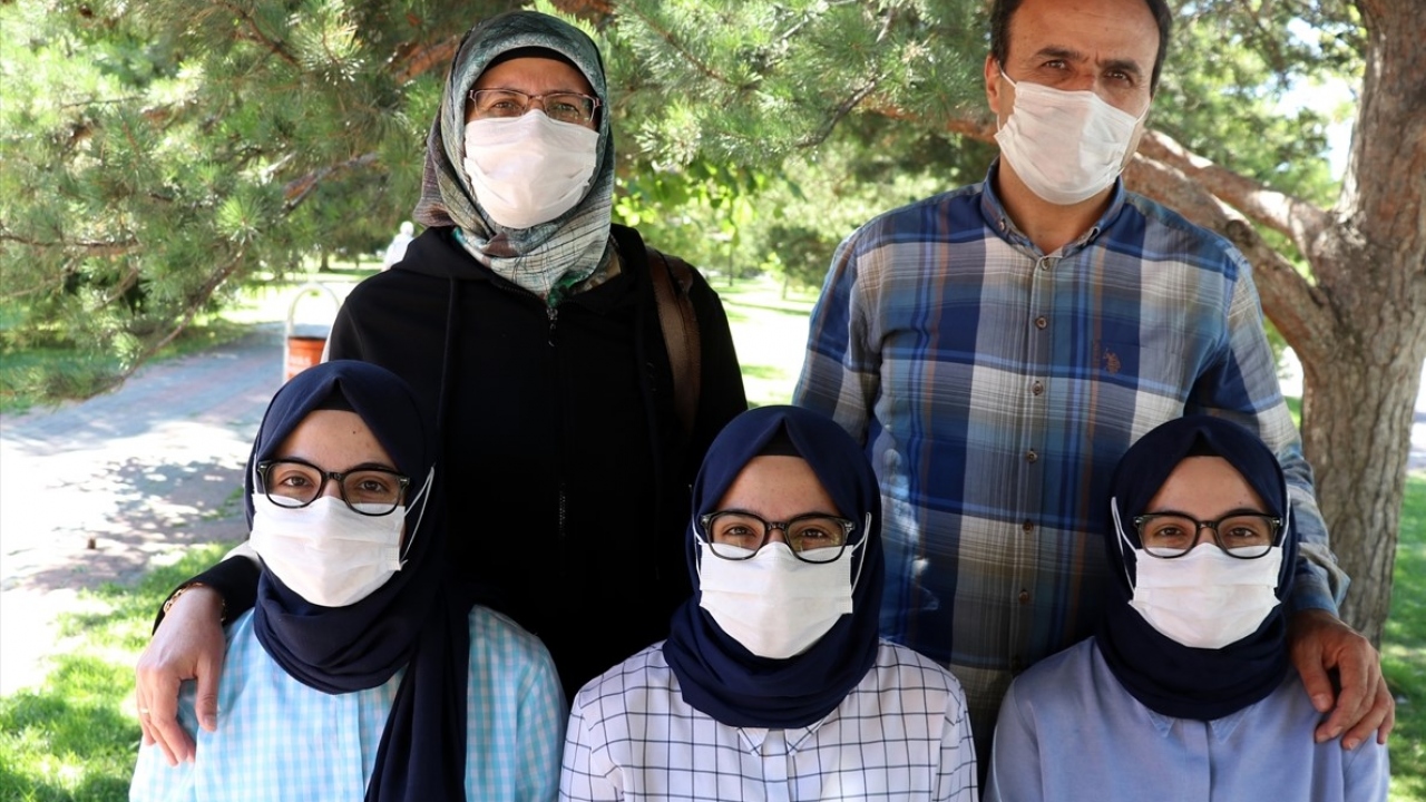 Üçüzlerin babası Oktay Köksal ise kızları ile gurur duyduğunu vurguladı.