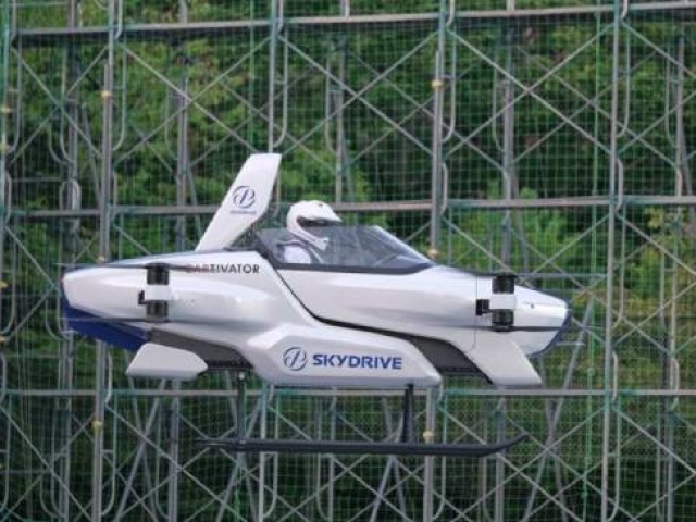 Japonya'da uçan arabanın ilk insanlı test sürüşü tamamlandı